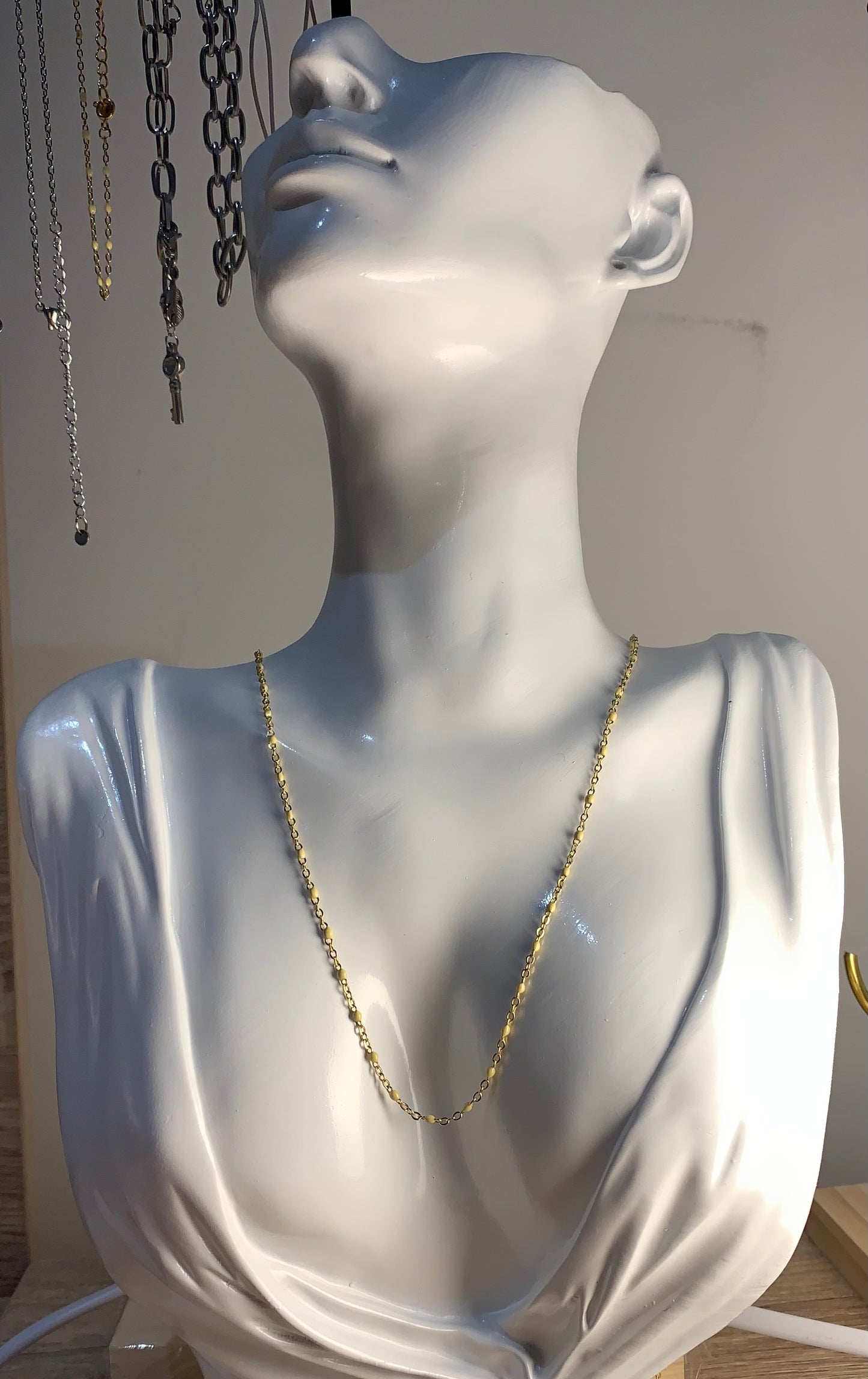 Chaînes colliers dorées à perles