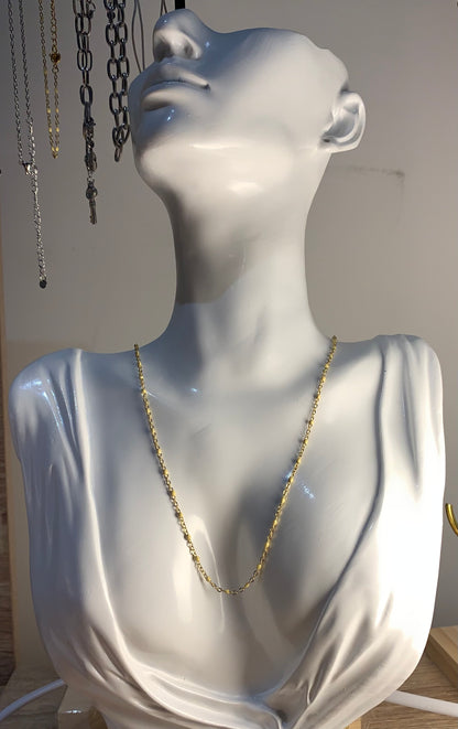Chaînes colliers dorées à perles