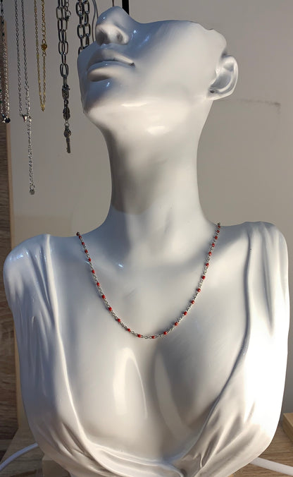 Chaînes colliers argentés à perles