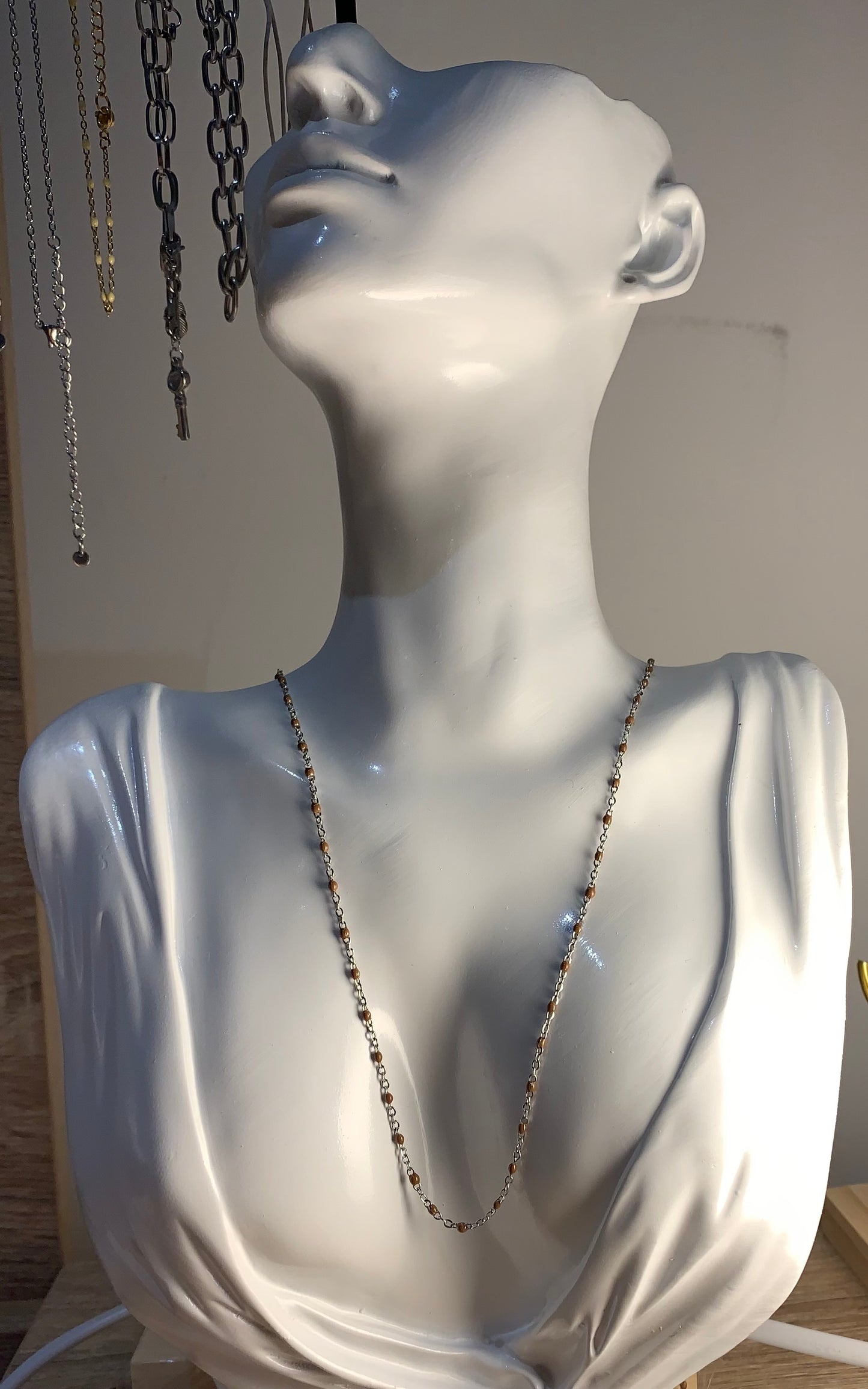 Chaînes colliers argentés à perles