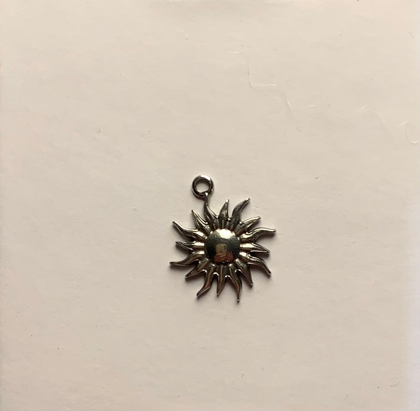 Breloques soleils antiques en acier inoxydable