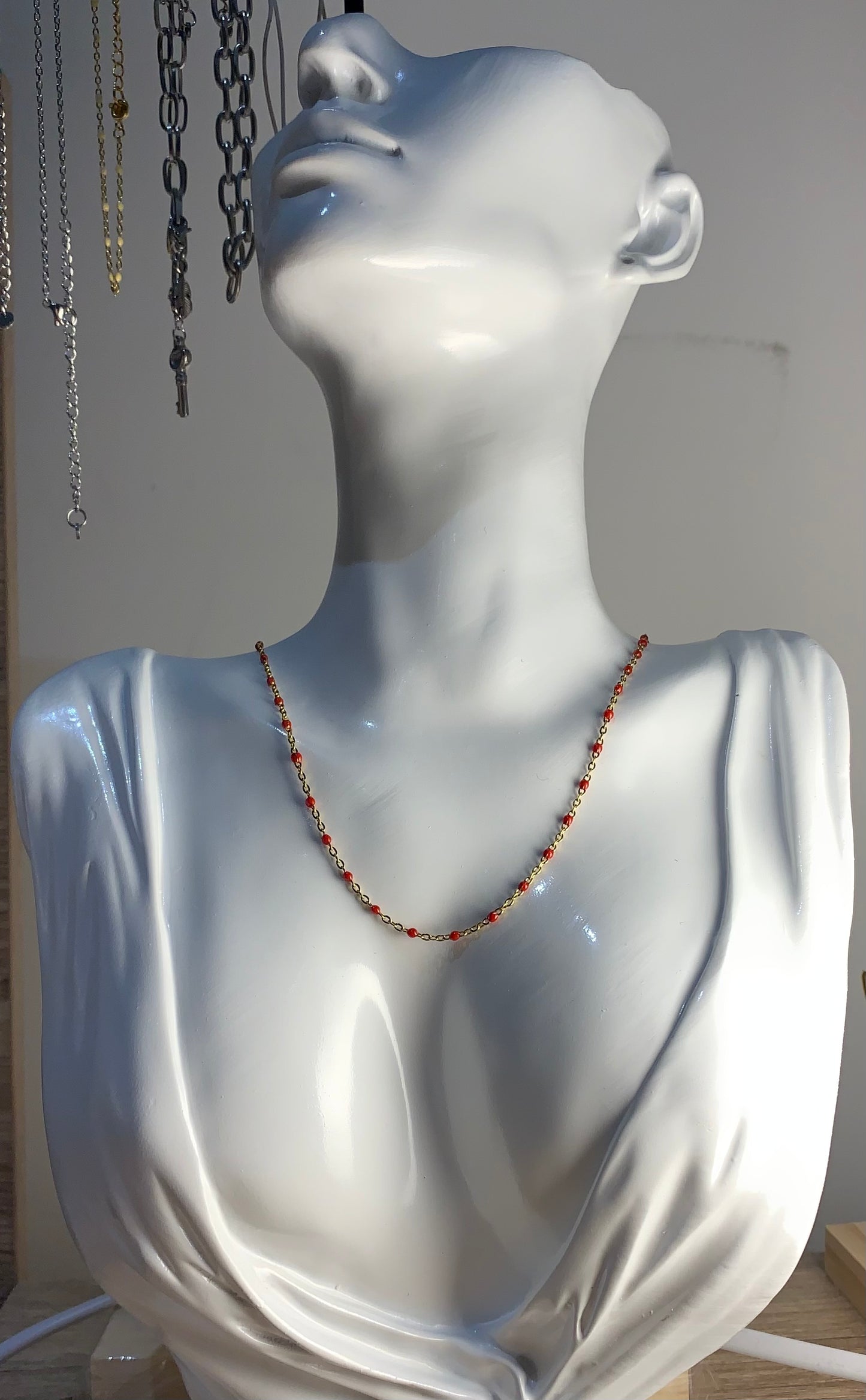 Chaînes colliers dorées à perles