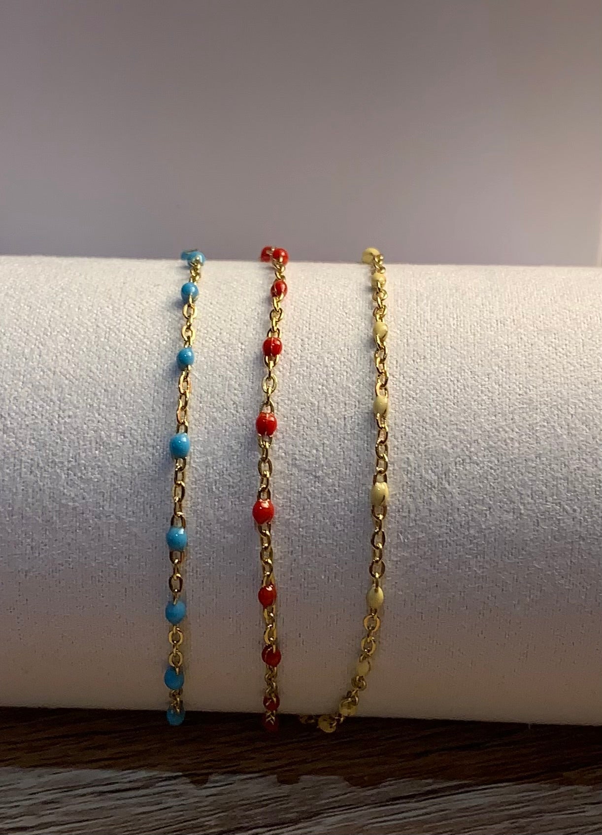 Chaînes bracelets dorées à perles