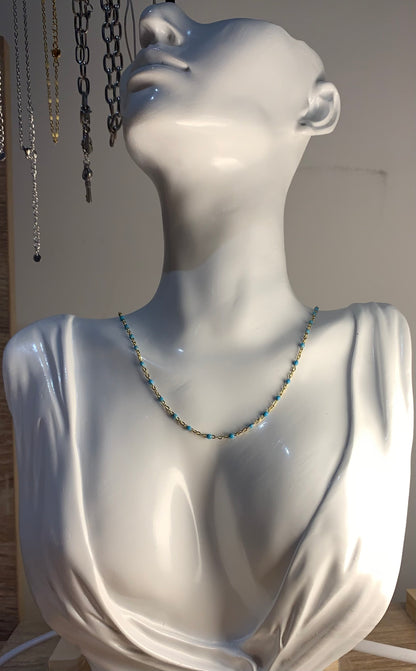 Chaînes colliers dorées à perles